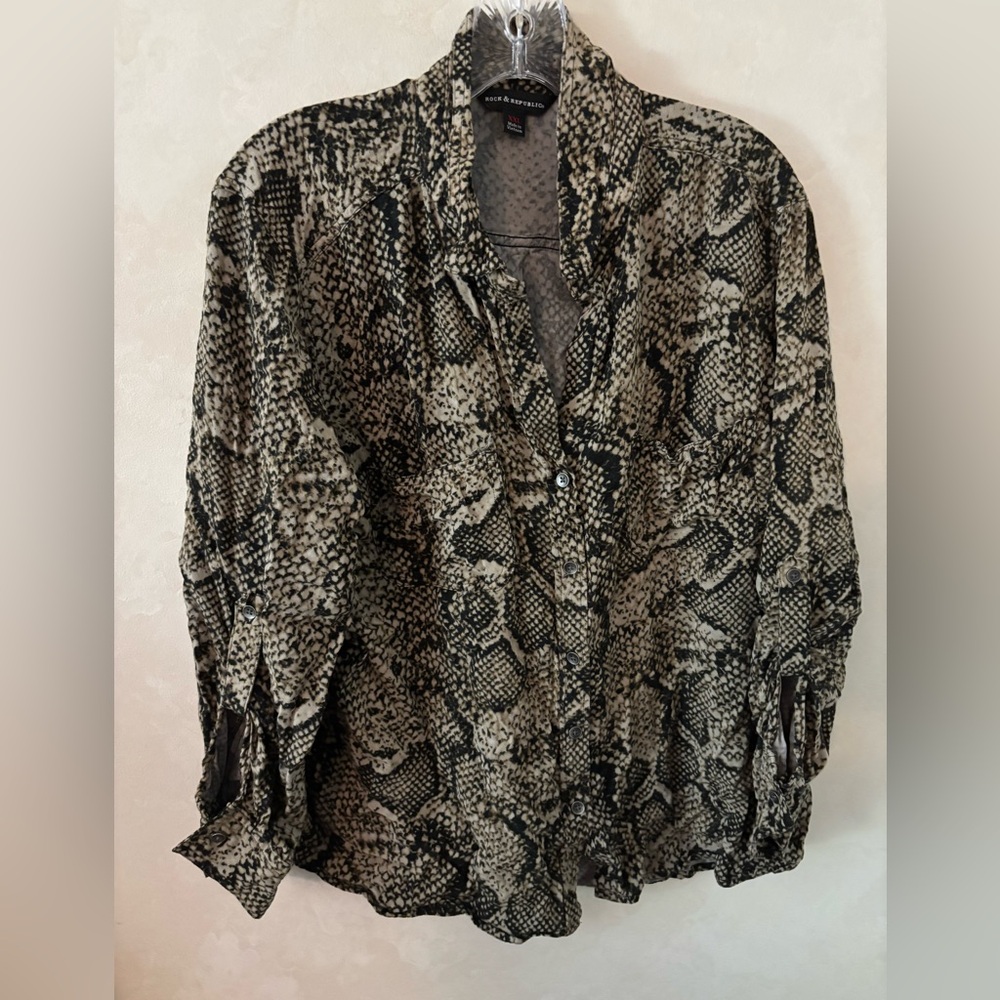 Rock & Republic Black and Gray Patterned Button Front Rayon Top